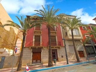 Casa a La Serranica-Sagrado Corazón. Edificio histórico del siglo xix en avenida principal de aspe.
