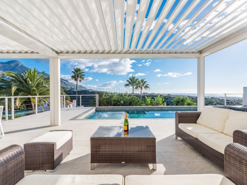 Foto 2141cc88-3c99-4e0f-8240-9ae931cf148e. Casa amb piscina a Nueva Andalucía centro Marbella