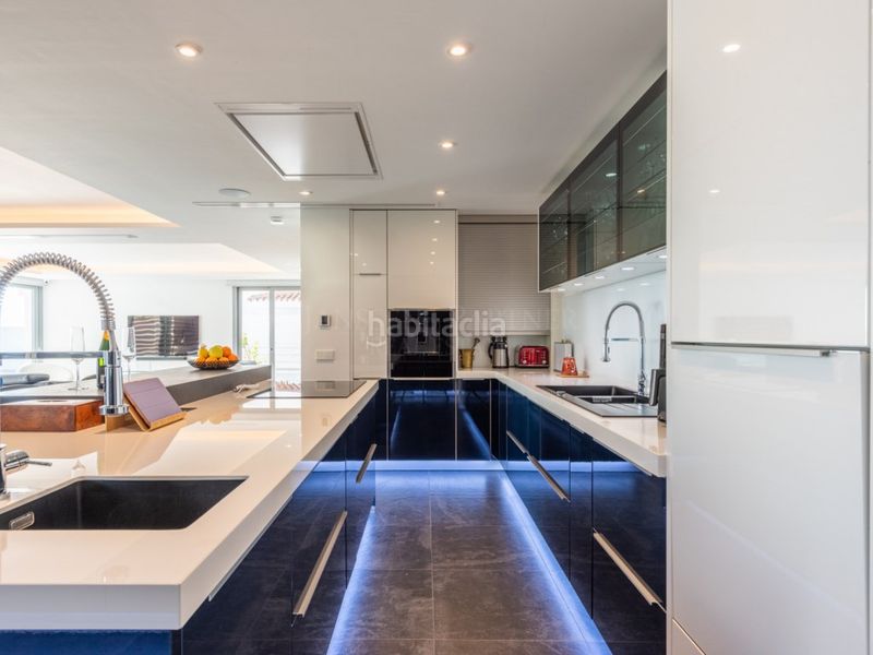 Foto 3cbc1297-fc0a-4d07-a91c-121c263f749b. Casa amb piscina a Nueva Andalucía centro Marbella