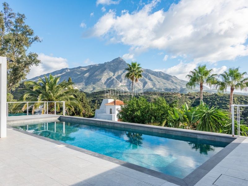 Foto a3e4536c-ae48-47ba-ac76-4854d310617e. Casa amb piscina a Nueva Andalucía centro Marbella