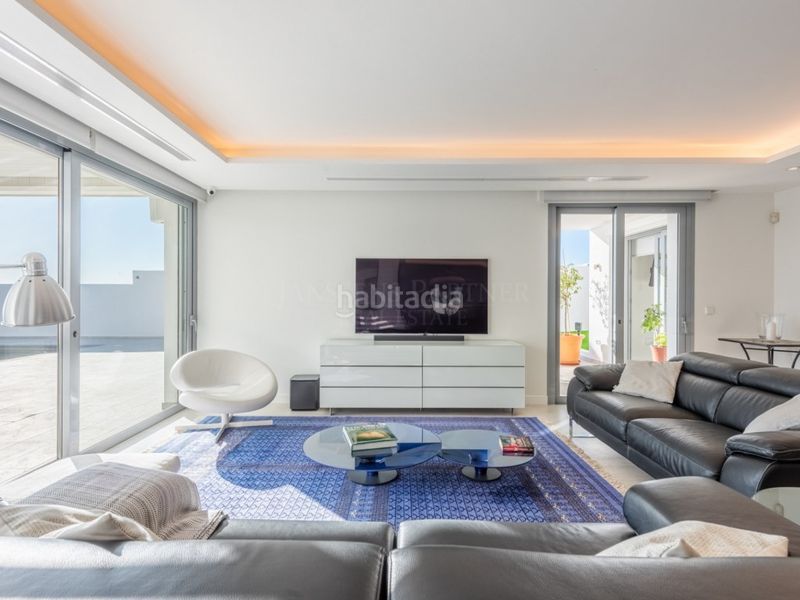 Foto e6212aa4-af20-43a4-b8af-db37f7e4fad1. Casa amb piscina a Nueva Andalucía centro Marbella