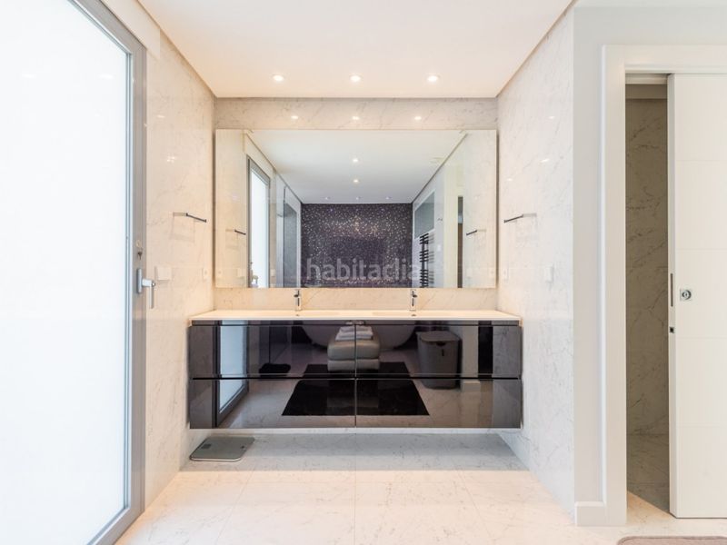 Foto fa62bfd1-bbdd-4978-b9ad-8ed3d3988171. Casa amb piscina a Nueva Andalucía centro Marbella