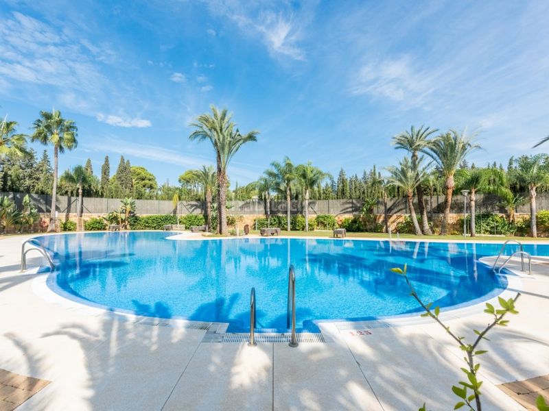 Foto fabbd514-cea2-459e-9218-b94ed350390c. Apartament amb piscina a Nueva Andalucía centro Marbella