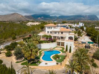 Casa a Urbanizaciones. Preciosa villa con espectaculares vistas al mar y a las montañas