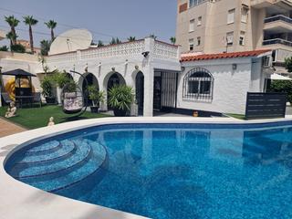 Casa a L´Albir. Chalet moderno con privacidad, espacio para su familia y algunos