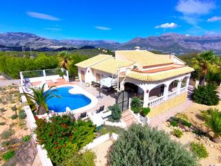 Casa a Escandinavia-Cautivador. Una villa bien mantenida, toda en una sola planta con un apartam