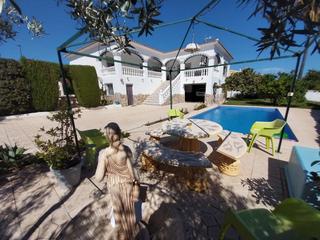 Casa a Pueblo-Ubanizaciones. Una hermosa villa en alfaz del pi con la mejor ubicación. esta c