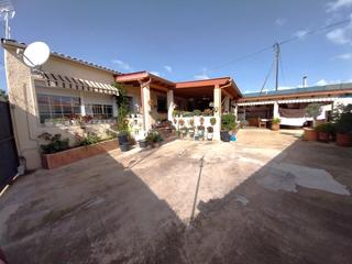 Casa a Pueblo-Ubanizaciones. Esta casa tiene una ubicación ideal cerca de albir. dispone de s