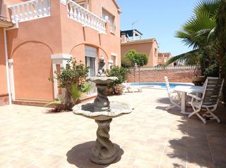 Casa a L´Albir. Esta villa en albir cuenta con cuatro dormitorios, una piscina y