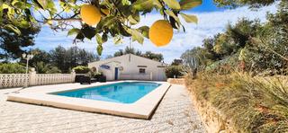 Casa in Escandinavia-Cautivador. Una chalet en una parcela grande y muy privada en alfaz del pi l
