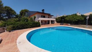 Chalet in Coloma. Increíble chalet con muchos espaciosnbspubicada en una zona tran