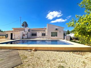 Casa in L´Albir. Una gran villa de una sola planta en el centro de albir. si está