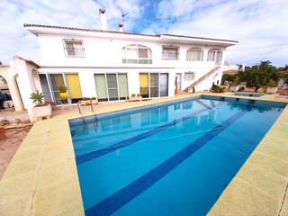 Casa en Pueblo-Ubanizaciones. Una villa de gran tamaño con mucho potencial. esta es una villa