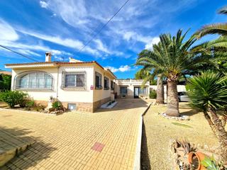 Casa a Pueblo-Ubanizaciones. Una increíble villa en una sola planta, con apartamento de invit