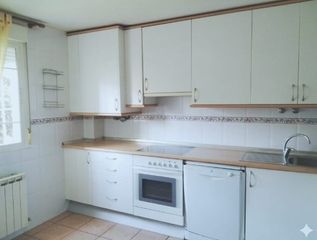Casa aparellada  Calle de santiago bl�zquez. Se vende chalet pareado seminuevo en excelente ubicaci�n