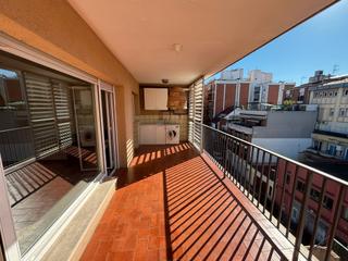Lloguer Pis  Carrer indústria. Piso muy luminoso y con amplia terraza