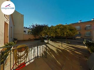 Casa  Passatge espanya. Casa amb terreny i dos pisos llogats