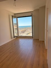 Rent Flat  Ronda barcel�. Planta 7 con vistas al mar y 1 habitaci�n � obra nueva en matar�