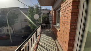Lloguer Pis  Avinguda d'espanya. Totalment exterior i a 10 metres de l'estació de renfe de parets