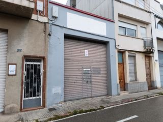 Lloguer Local Comercial  Carrer de pinós. Local diáfano con capacidad para 5-6 coches