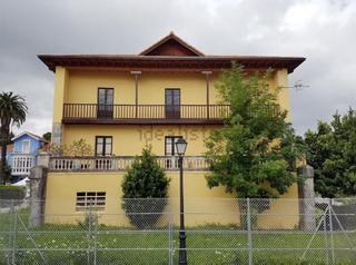 Casa  Barrio gama. Esta casona ha sido construida por indianos y se encuentra práct