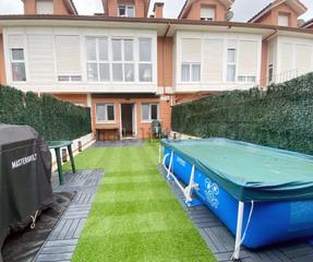 Casa  Barrio rioseco. Chalet adosado con jardín en guriezo.