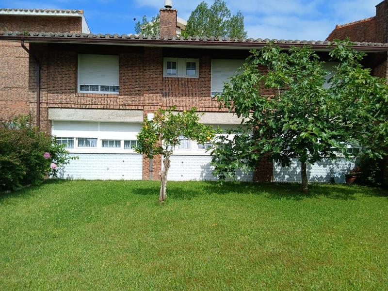Foto bc64c373-255c-4dc9-a5e3-c850a7246aac. Casa pareada  con jardín . en Zona Playa Laredo