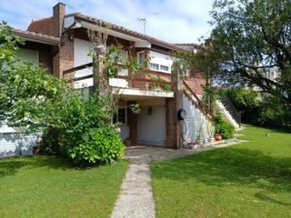 Casa  República de cuba. Casa pareada con jardín en laredo.