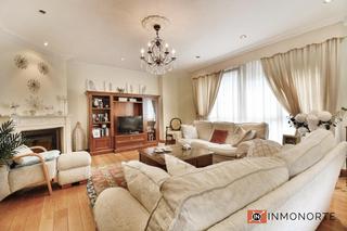 Casa  Hermandad donantes de sangre. Chalet pareado con jardn junto a la playa.