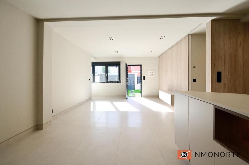 Foto 0e1d06ac-3a8a-4bec-83a7-de01c975b77e. Planta baja bajo con jardín a estrenar . en Centro Laredo