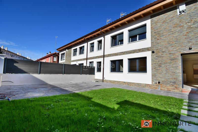 Foto cc4ef01e-5376-4836-80c5-d9cd74a28158. Planta baja bajo con jardín a estrenar . en Centro Laredo