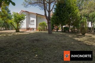 Casa  Padre ignacio ellacuría. Chalet reformado con parcela de 945 m cerca de la playa