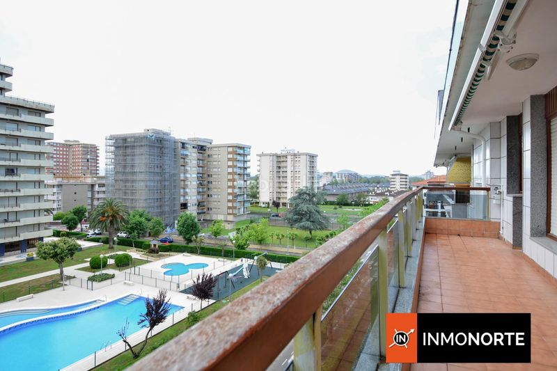 Foto a2acc4ac-d2c3-4b9d-9e6f-0589c8891381. Pis amb calefacció aparcament piscina a Zona Playa Laredo