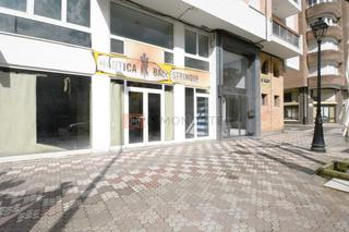 Local Comercial  Calle raimundo revilla. Local comercial en calle ménendez pelayo de laredo, una de las c