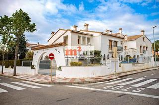 Casa adossada  Carrer enric morera. Casa adosada de cuatro dormitorios en playa de aro, costa brava.