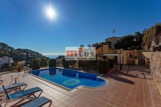 Casa a Carrer escorpio 125. Casa para 2 familias con vistas al mar en tossa de mar, costa br