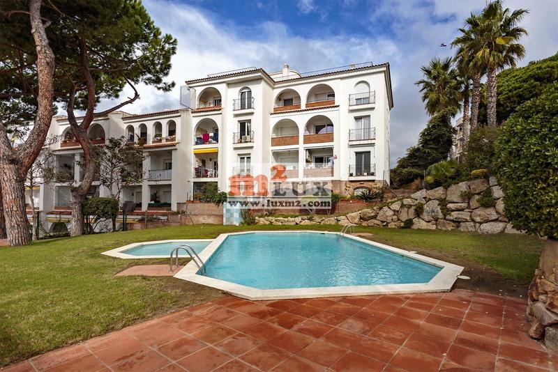 Foto f0555966-2b7d-4097-ae20-4f660d2c2134. Semi detached house with fireplace parking pool in Lloret de Mar