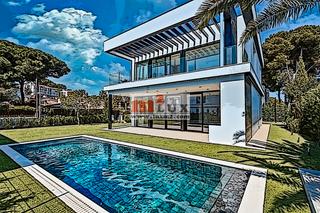 Casa in Torre Valentina-Mas Vilar de La Mutxada-Treumal. Villa moderna de obra nueva con vistas al mar en calonge, costa