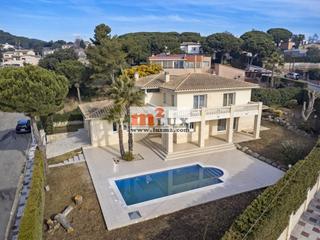 Casa  Carrer pitxot. Casa moderna en fenals, playa de aro, costa brava.