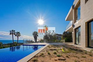 Casa a Carrer margarida xirgu 22. Villa nueva con vistas al mar en lloret de mar, costa brava.