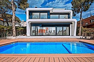 Casa  Carrer ginjoler. Casa moderna con vistas al mar en playa de aro, costa brava.