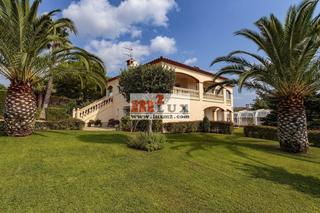 Casa  Carrer isidre nonell. Villa de dos plantas en la urbanización mas ros, sant antoni de
