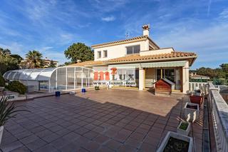 Casa  Carrer isidre nonell. Casa moderna con piscina en calonge, costa brava.