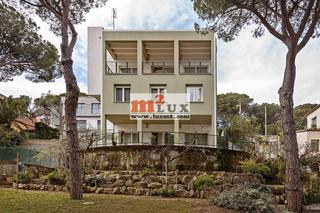 Casa  Carrer josep pla. Casa de cuatro plantas con vistas al mar en el centro de playa d
