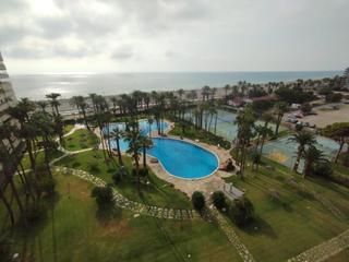 Pis a Playa Muchavista. Piso renovado completamente en primera línea de mar en urbanizac