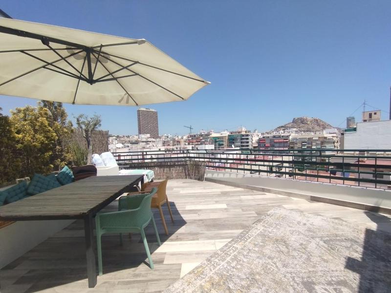 Foto e3ff3f2f-502b-4a7b-8fd7-df78092e6ccc. Ático atico con gran terraza y vistas al castillo junto puerto deportivo en Alicante