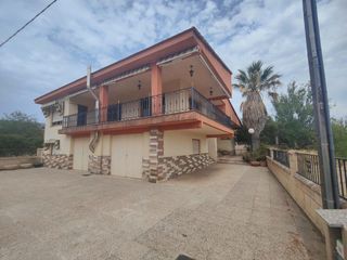 Chalet in Onil. Se vende precioso chalet familiar en onil  alicante