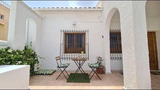 Location Chalet  Calle calle elche. Se alquila precioso chalet con parcela privada y jardín en la ma