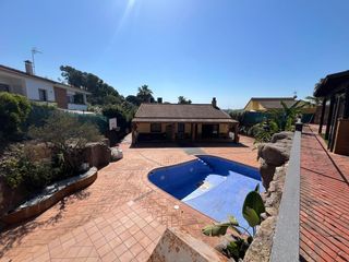 Casa a Mas Mora-Sant Daniel. Exclusivo chalet independiente con piscina en urbanización sant