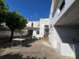 Bauernhof in Tordera. Casa con dos viviendas en el centro del pueblo